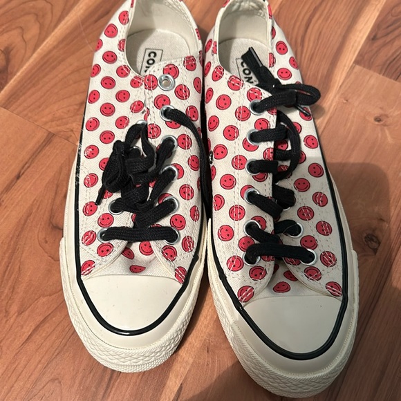 Smiley face chuck Taylor’s - Picture 1 of 6